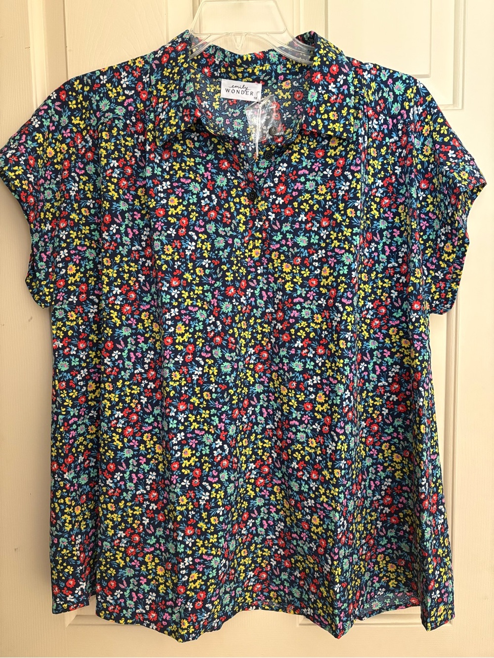 NWT Emily Wonder Size 1x Navy Blouse with Floral Print, Short Sleeve